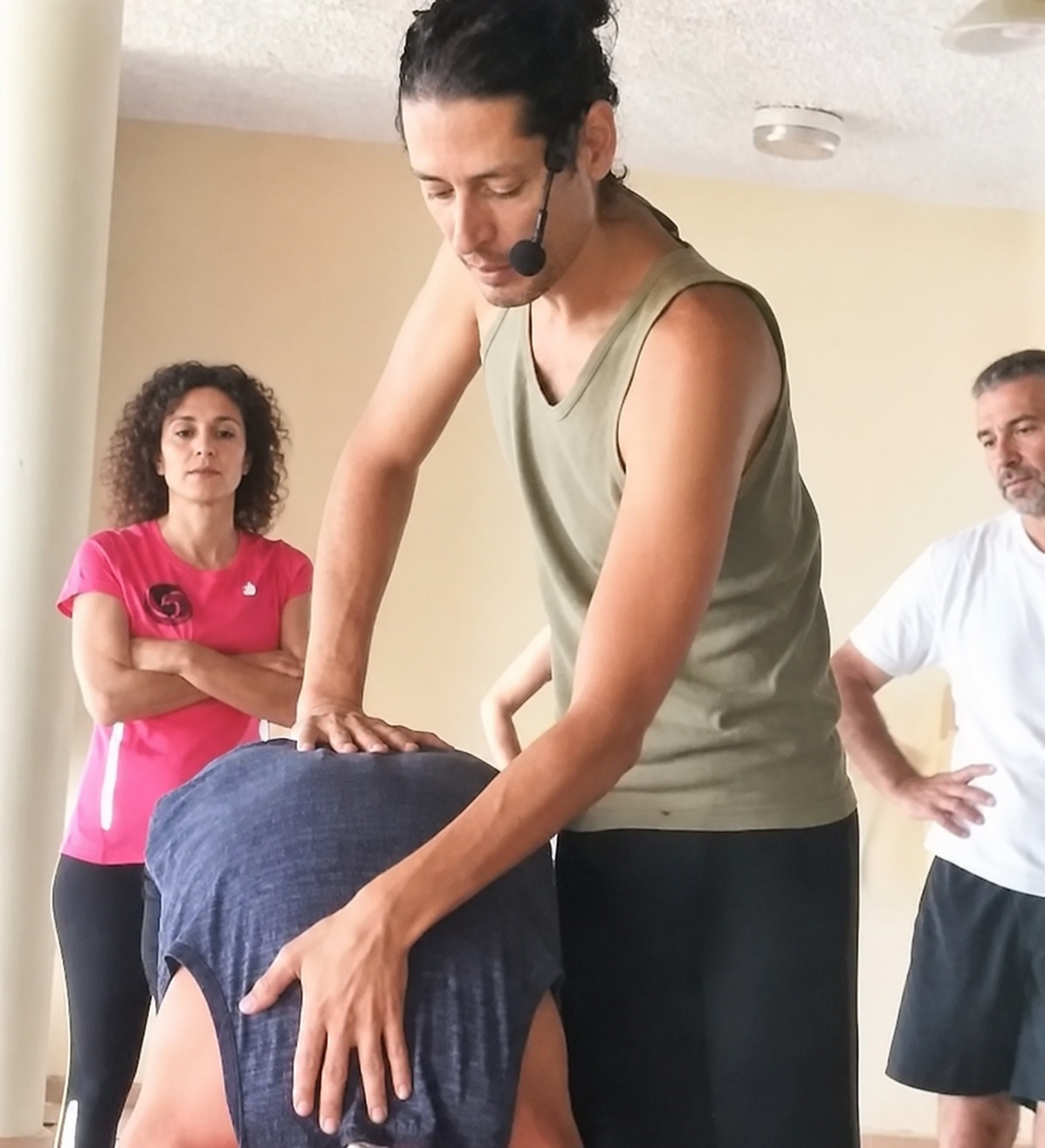 ניב דור כהן מנחה סדנת יוגה לקבוצה